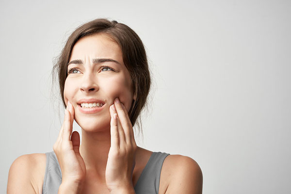 lady in pain from her jaw